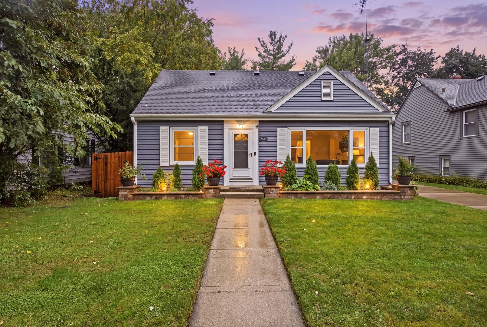 389 N Commonwealth Avenue, Elgin, IL 60123 389 N Commonwealth Avenue, Elgin, IL 60123