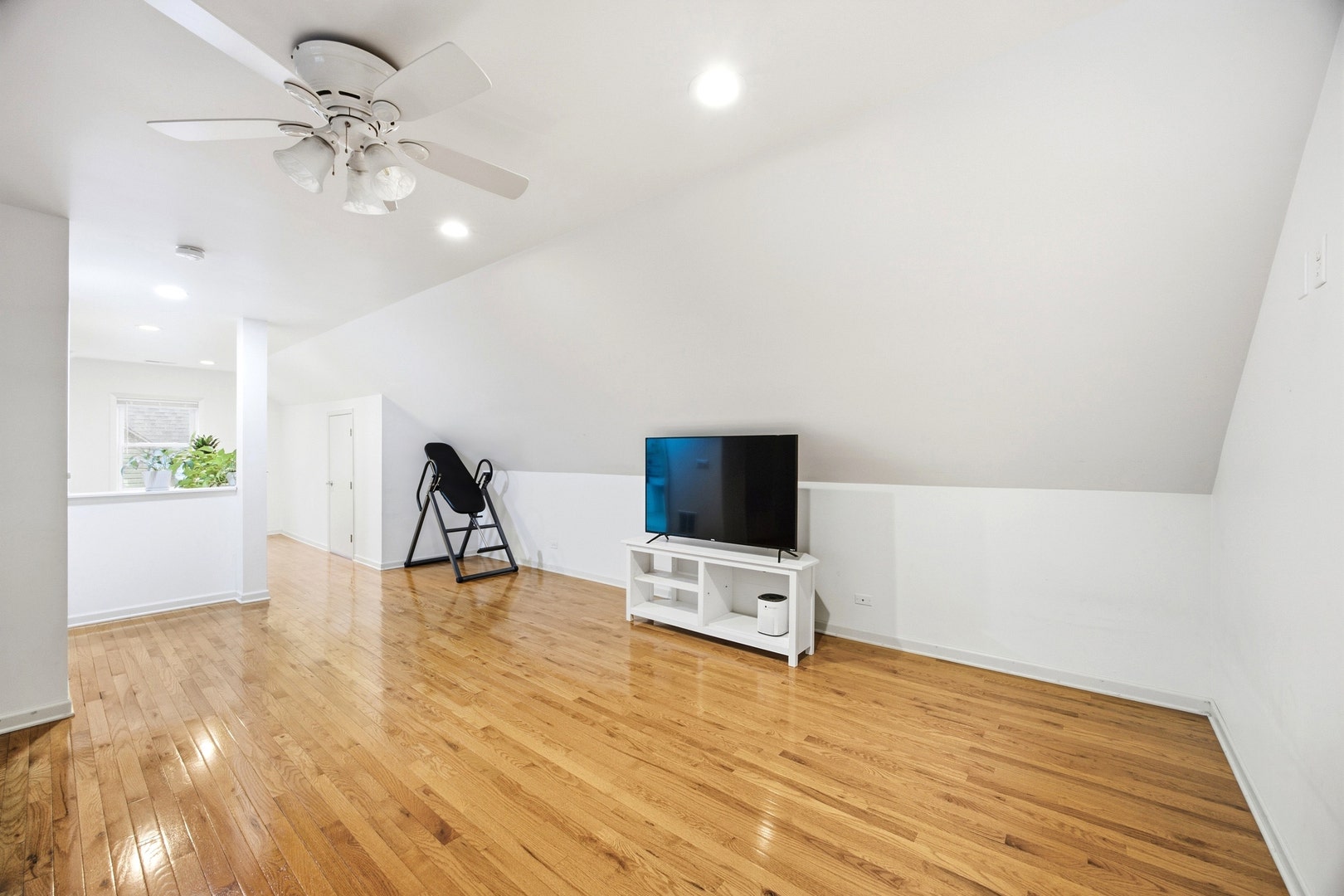 389 N Commonwealth Avenue, Elgin, IL 60123 389 N Commonwealth Avenue, Elgin, IL 60123