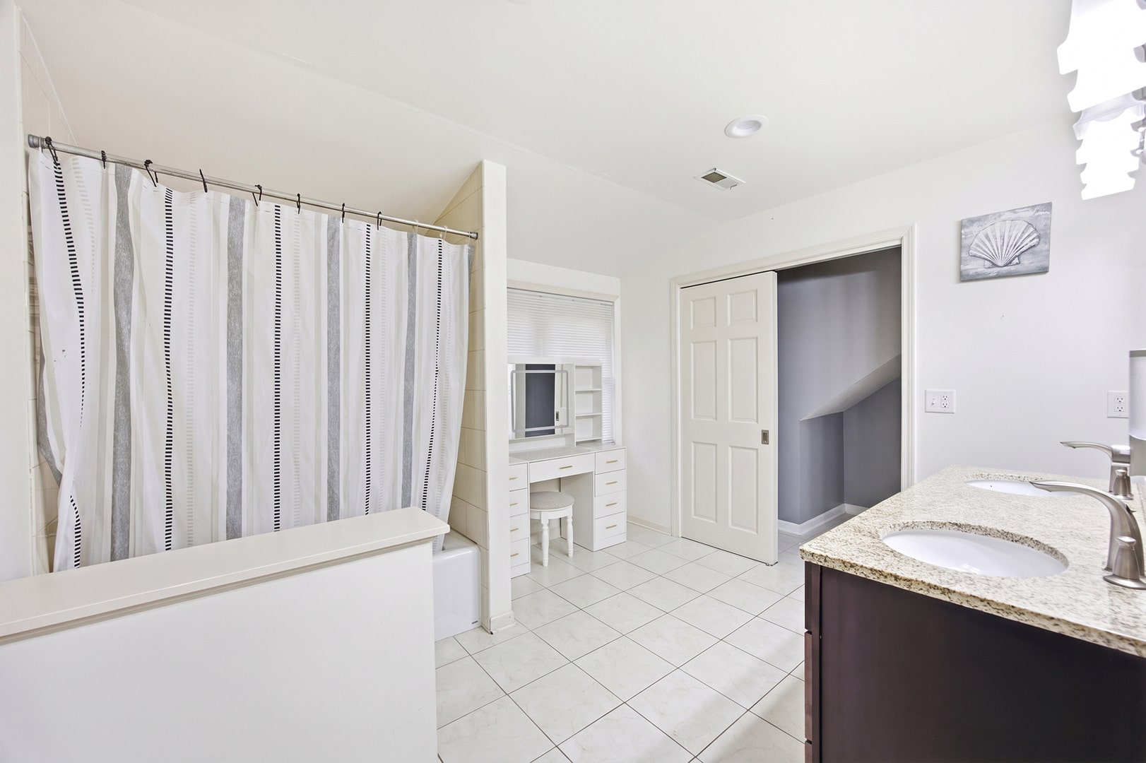 389 N Commonwealth Avenue, Elgin, IL 60123 389 N Commonwealth Avenue, Elgin, IL 60123