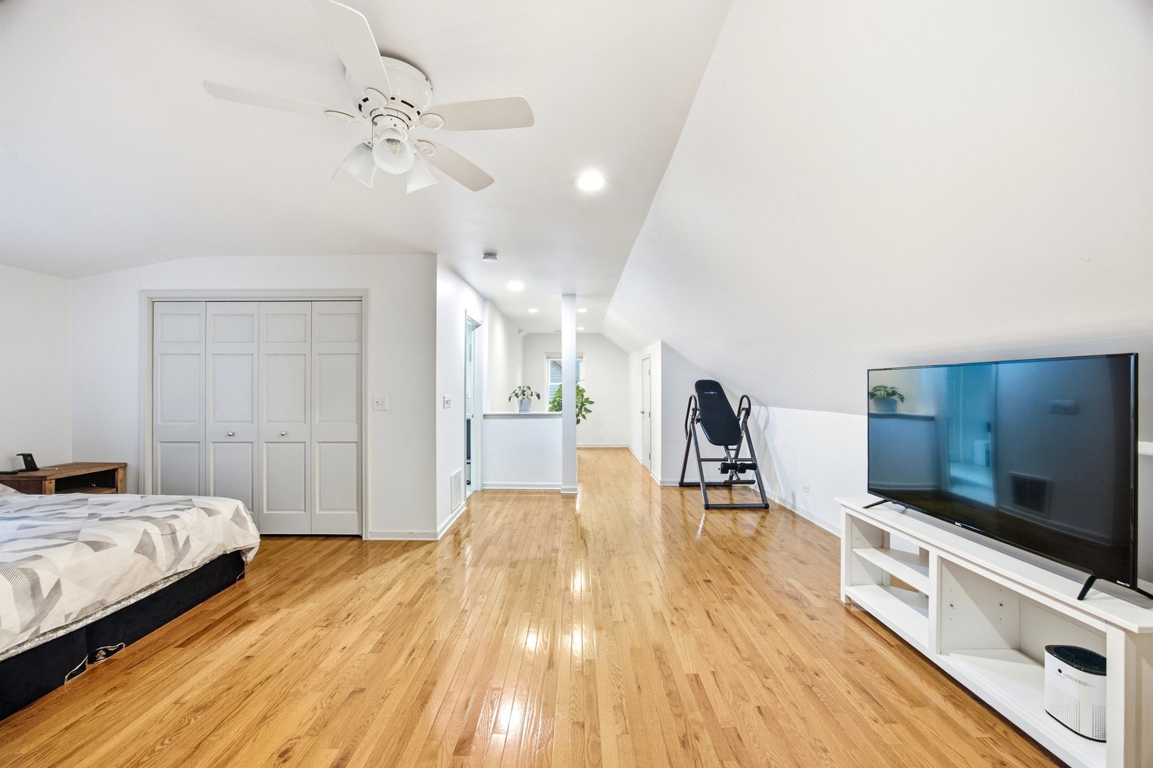 389 N Commonwealth Avenue, Elgin, IL 60123 389 N Commonwealth Avenue, Elgin, IL 60123