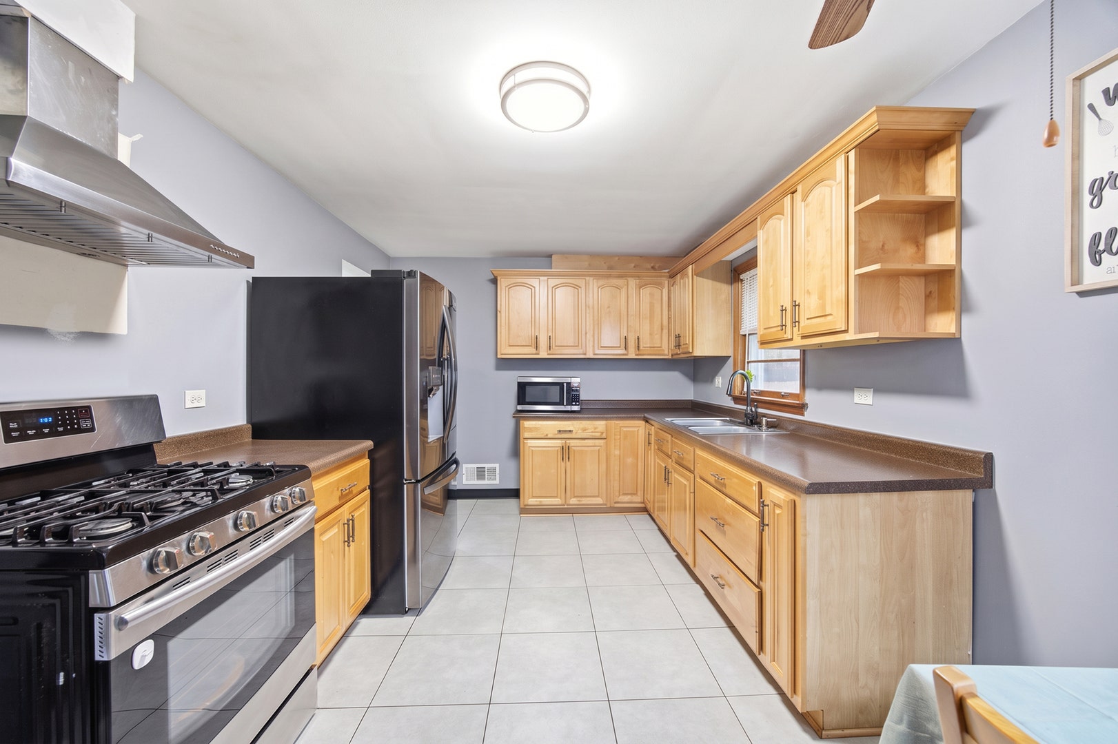389 N Commonwealth Avenue, Elgin, IL 60123 389 N Commonwealth Avenue, Elgin, IL 60123