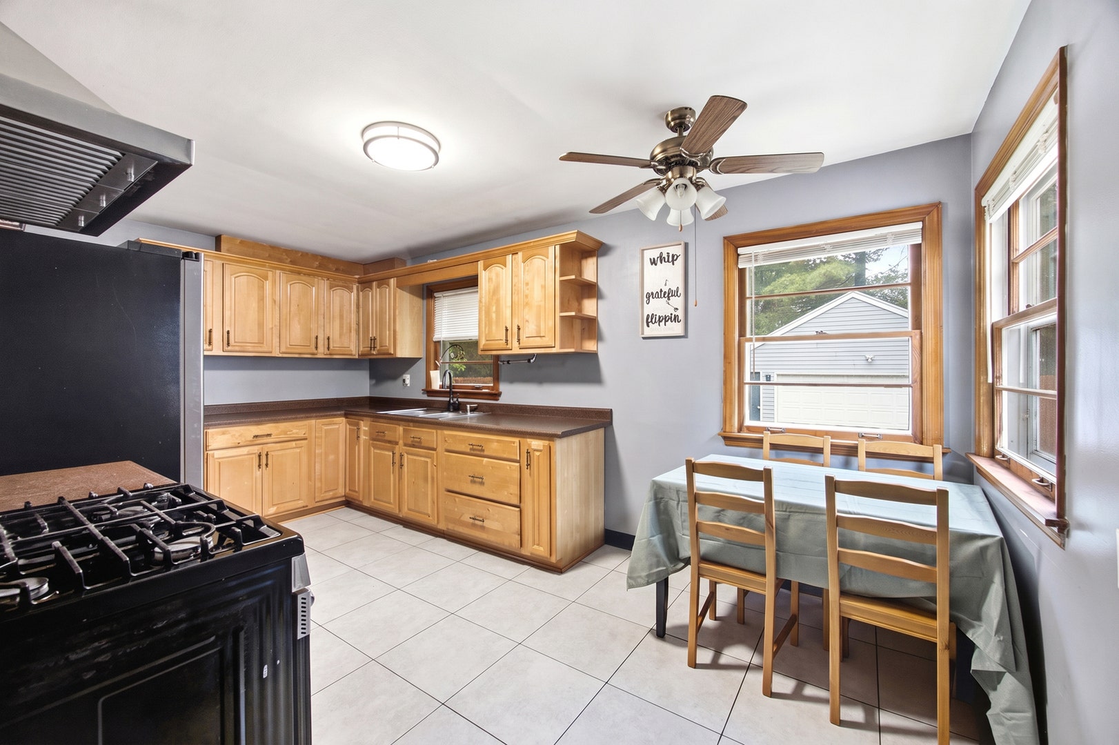 389 N Commonwealth Avenue, Elgin, IL 60123 389 N Commonwealth Avenue, Elgin, IL 60123