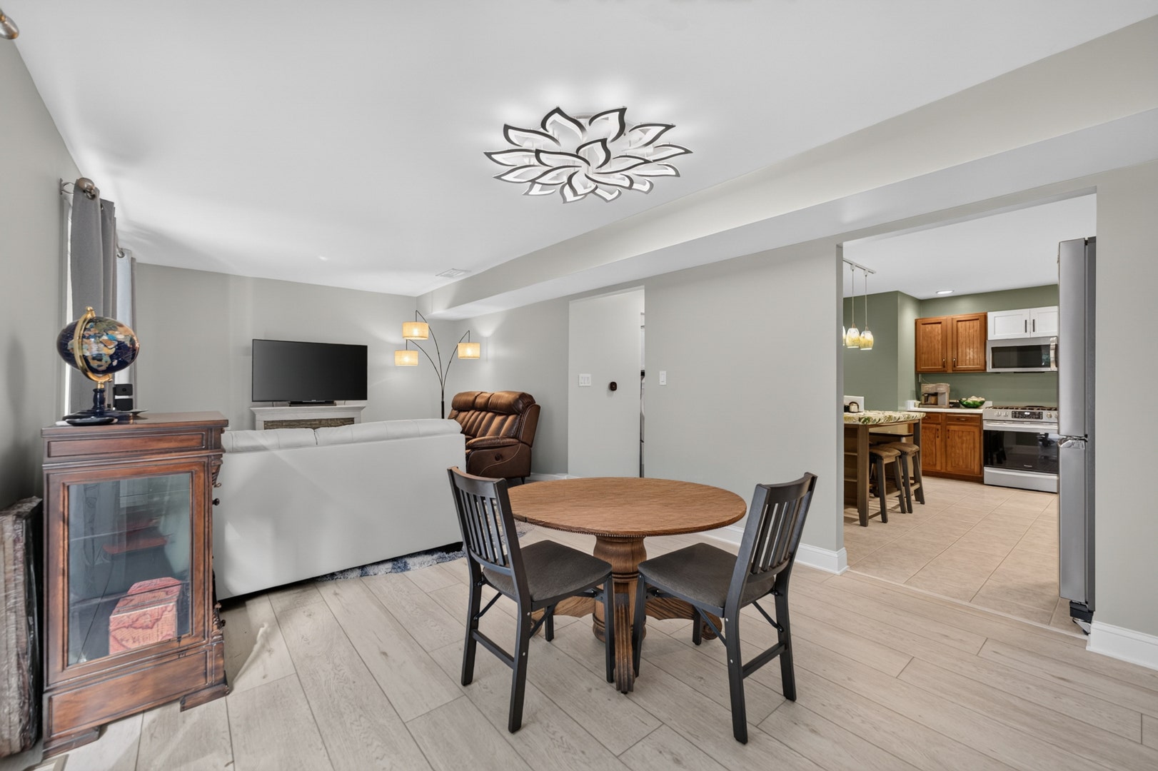6 Cypress Square, Elgin, IL 60123 6 Cypress Square, Elgin, IL 60123