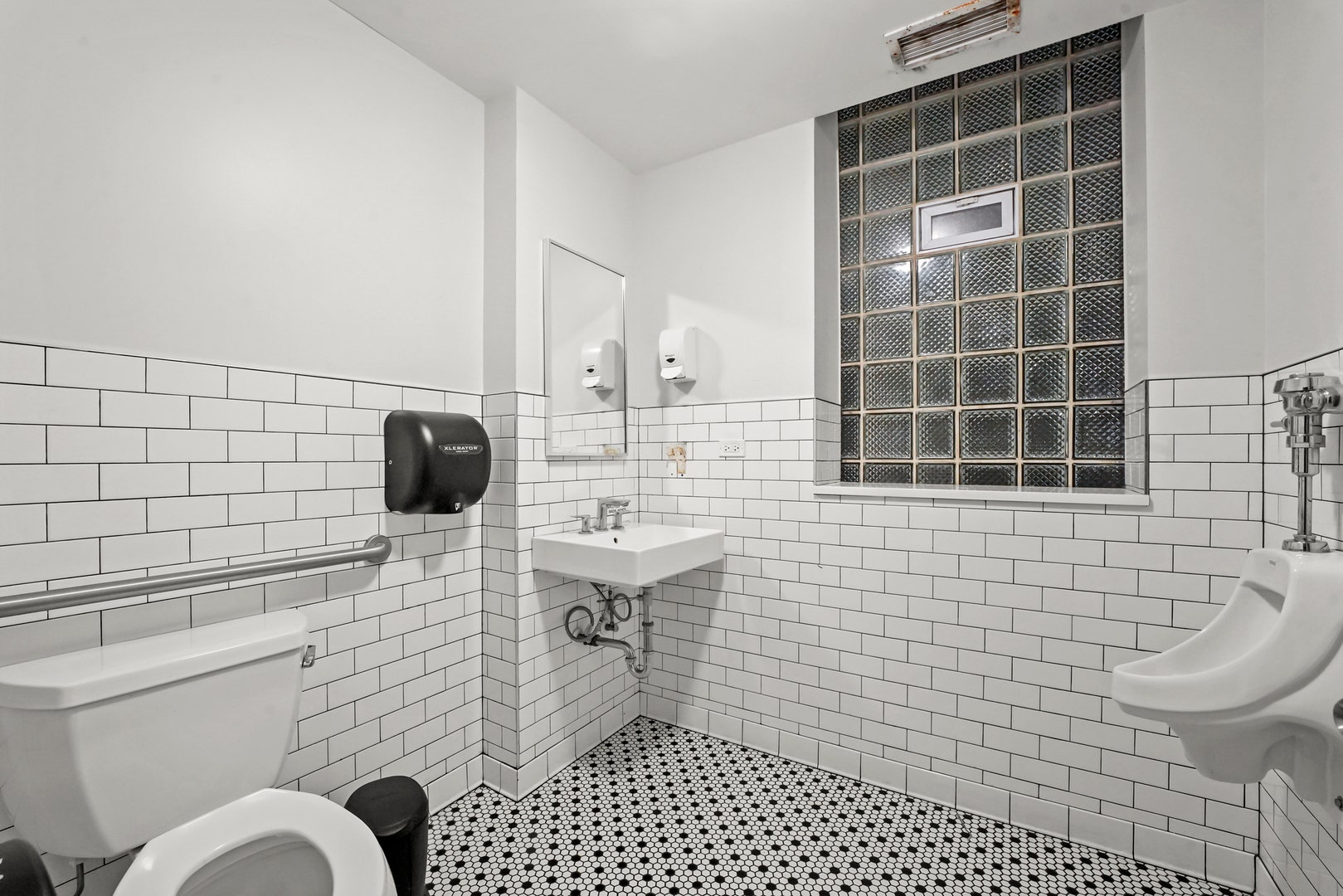 4363 N Lincoln Avenue, Chicago, IL 60618 4363 N Lincoln Avenue, Chicago, IL 60618