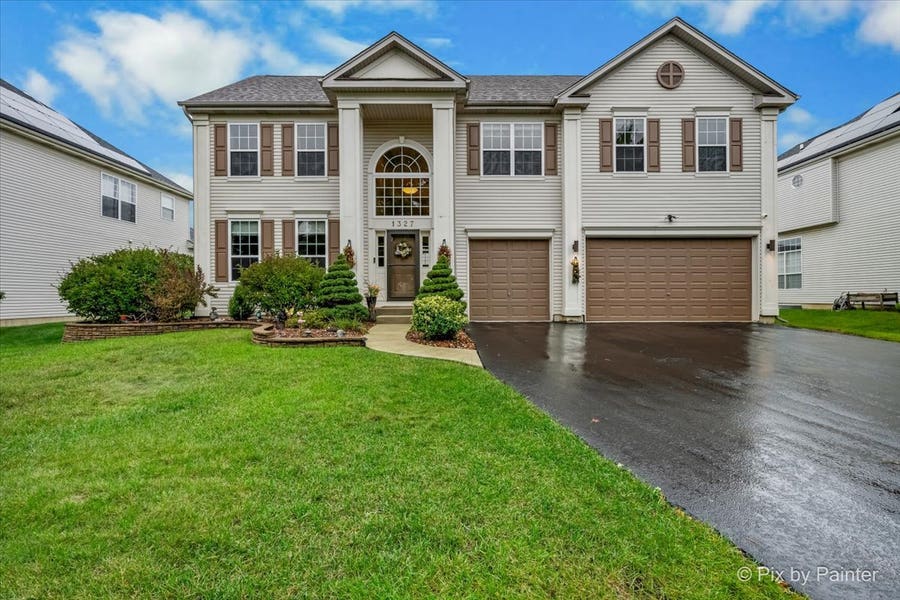 Property photo for 1327 Palisades Drive, Bolingbrook, IL