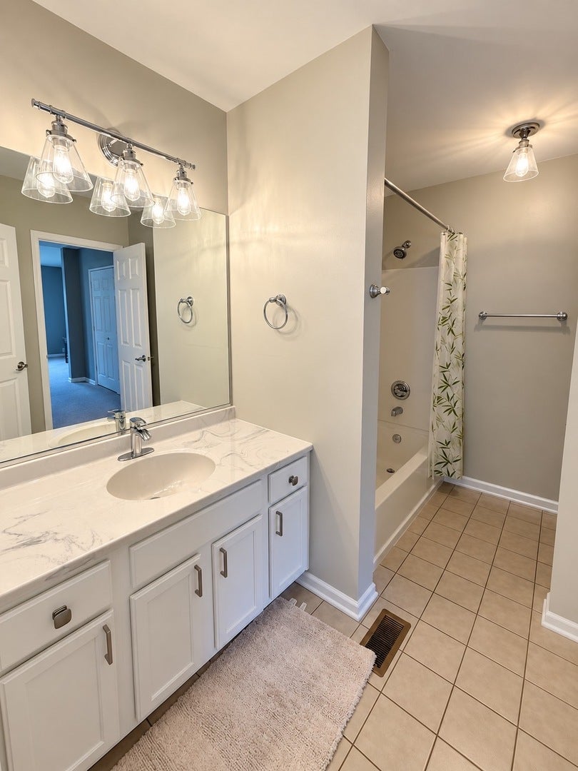 1121 Loganbury Court, Elgin, IL 60120 1121 Loganbury Court, Elgin, IL 60120