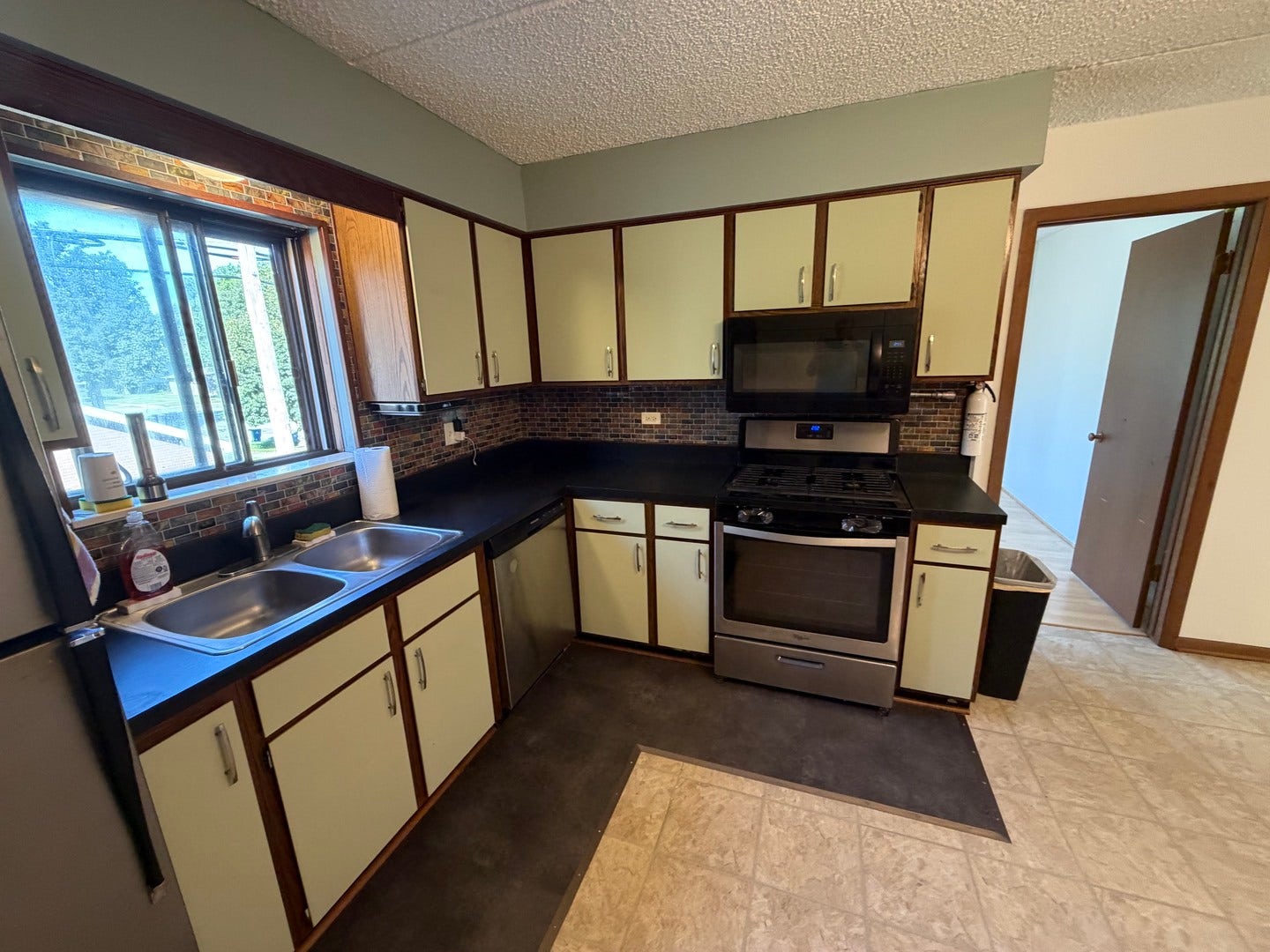 4942 Douglas Road, #206, Downers Grove, IL 60515 Newer stove, microwave, dishwasher