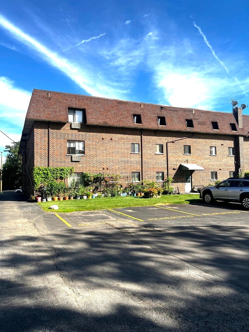 4942 Douglas Road, #206, Downers Grove, IL 60515 4942 Douglas Road, #206, Downers Grove, IL 60515