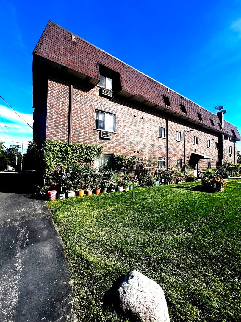 4942 Douglas Road, #206, Downers Grove, IL 60515 4942 Douglas Road, #206, Downers Grove, IL 60515