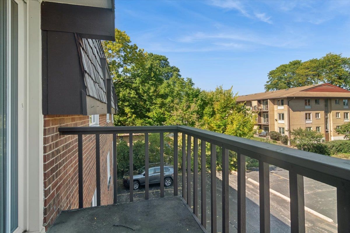 2300 W Talcott Road, #2B1, Park Ridge, IL 60068