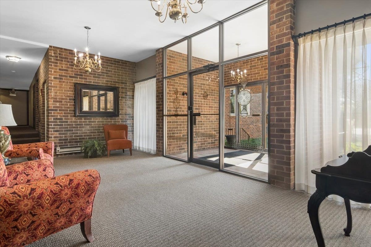 2300 W Talcott Road, #2B1, Park Ridge, IL 60068