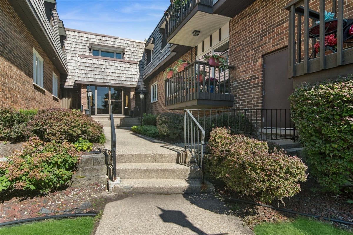 2300 W Talcott Road, #2B1, Park Ridge, IL 60068