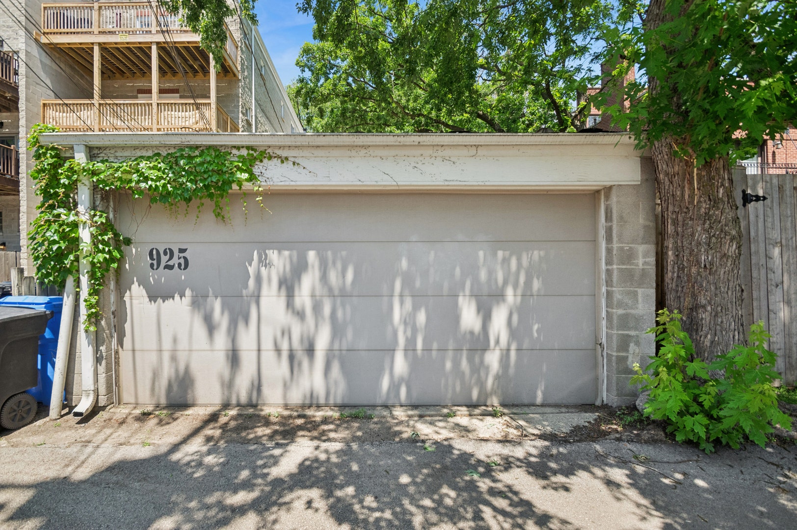 925 W Wolfram Street, Chicago, IL 60657