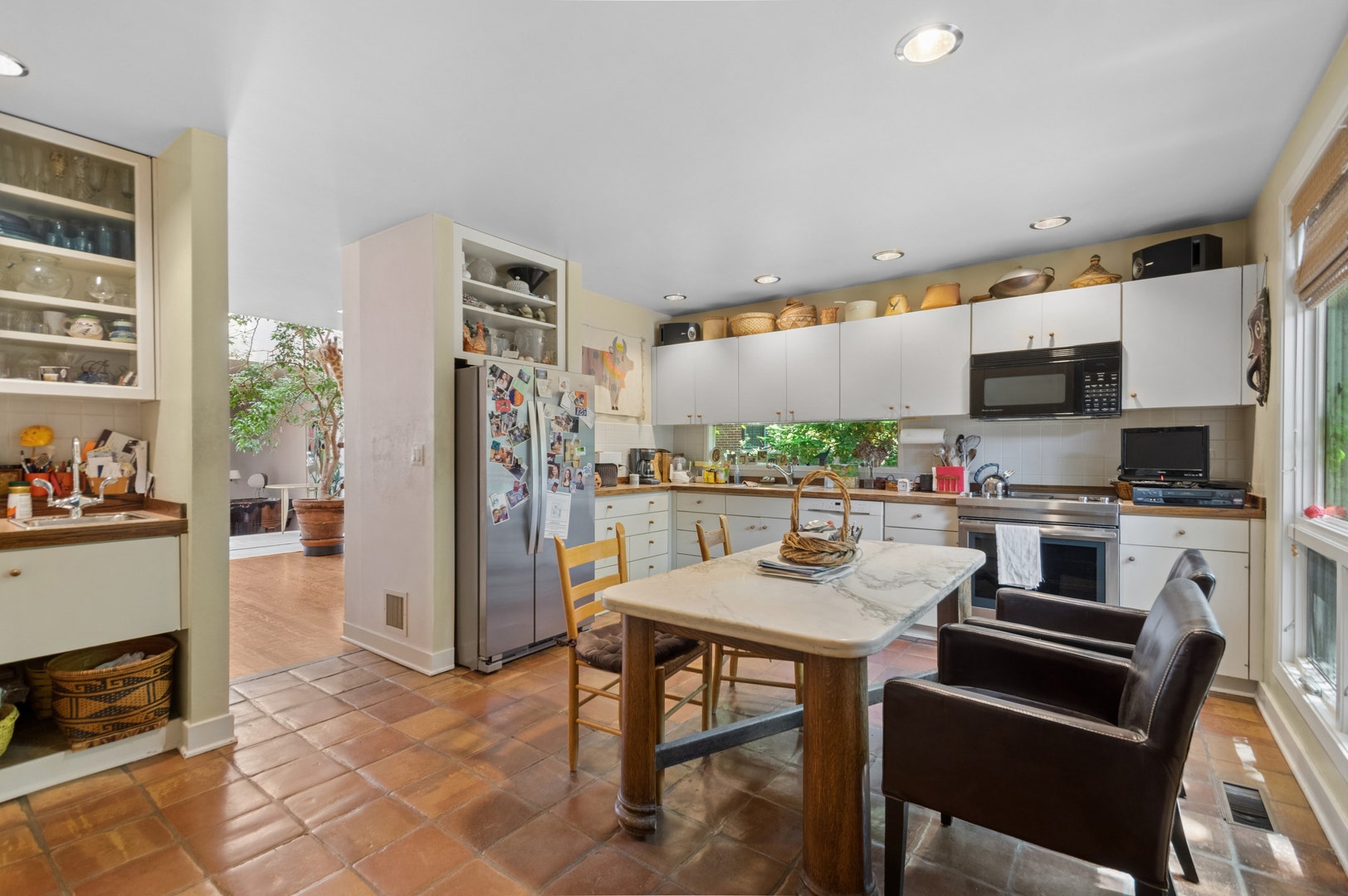 925 W Wolfram Street, Chicago, IL 60657