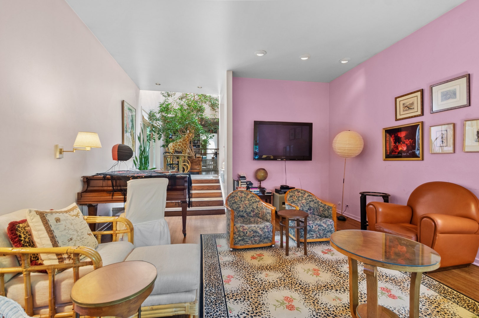 925 W Wolfram Street, Chicago, IL 60657