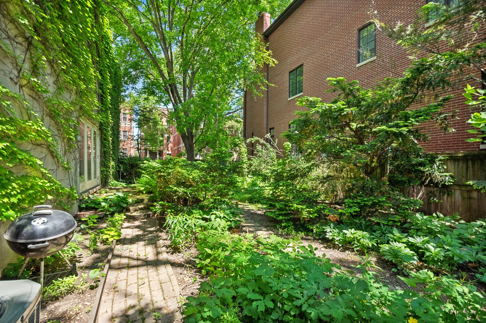 925 W Wolfram Street, Chicago, IL 60657