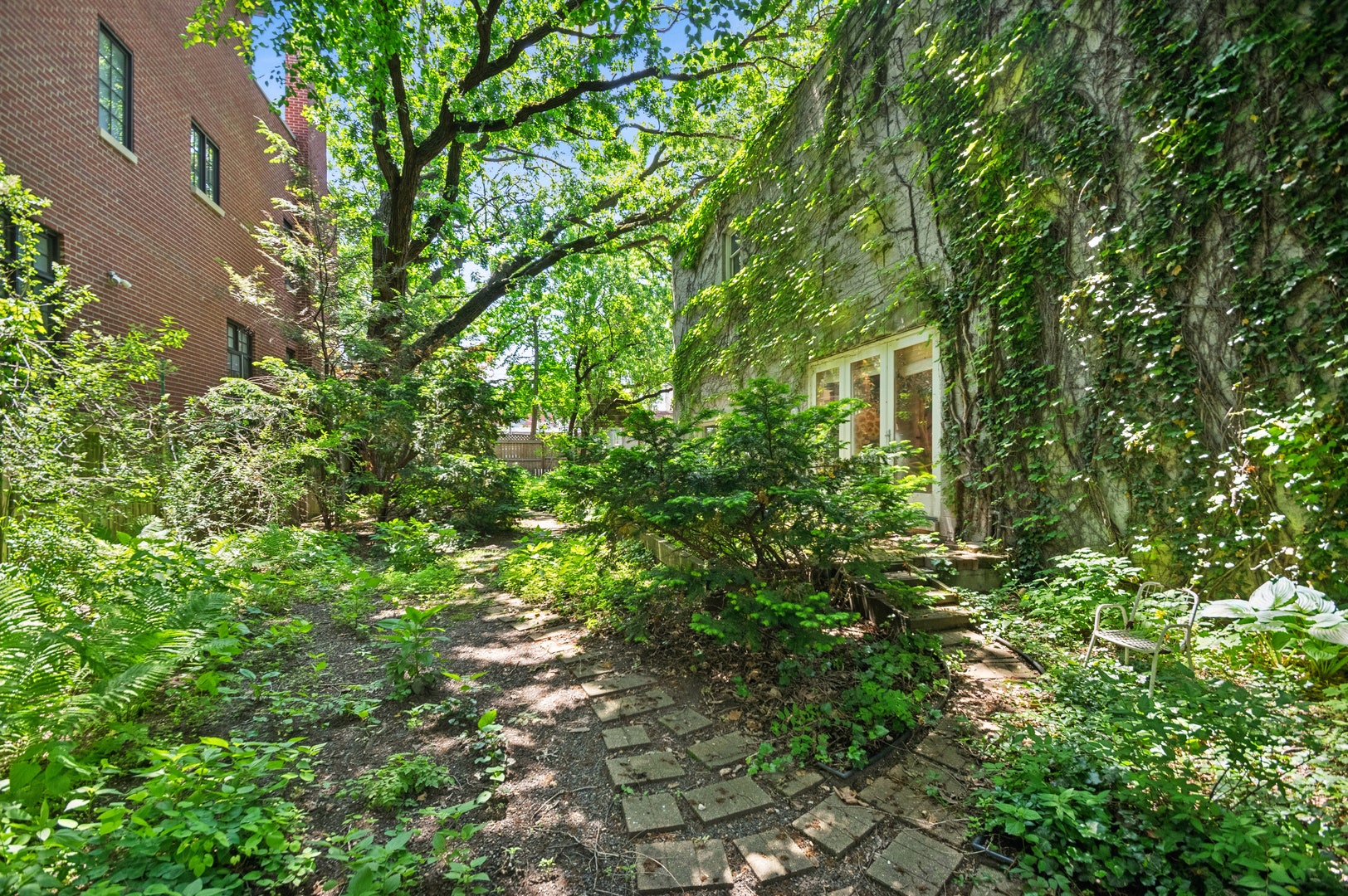 925 W Wolfram Street, Chicago, IL 60657