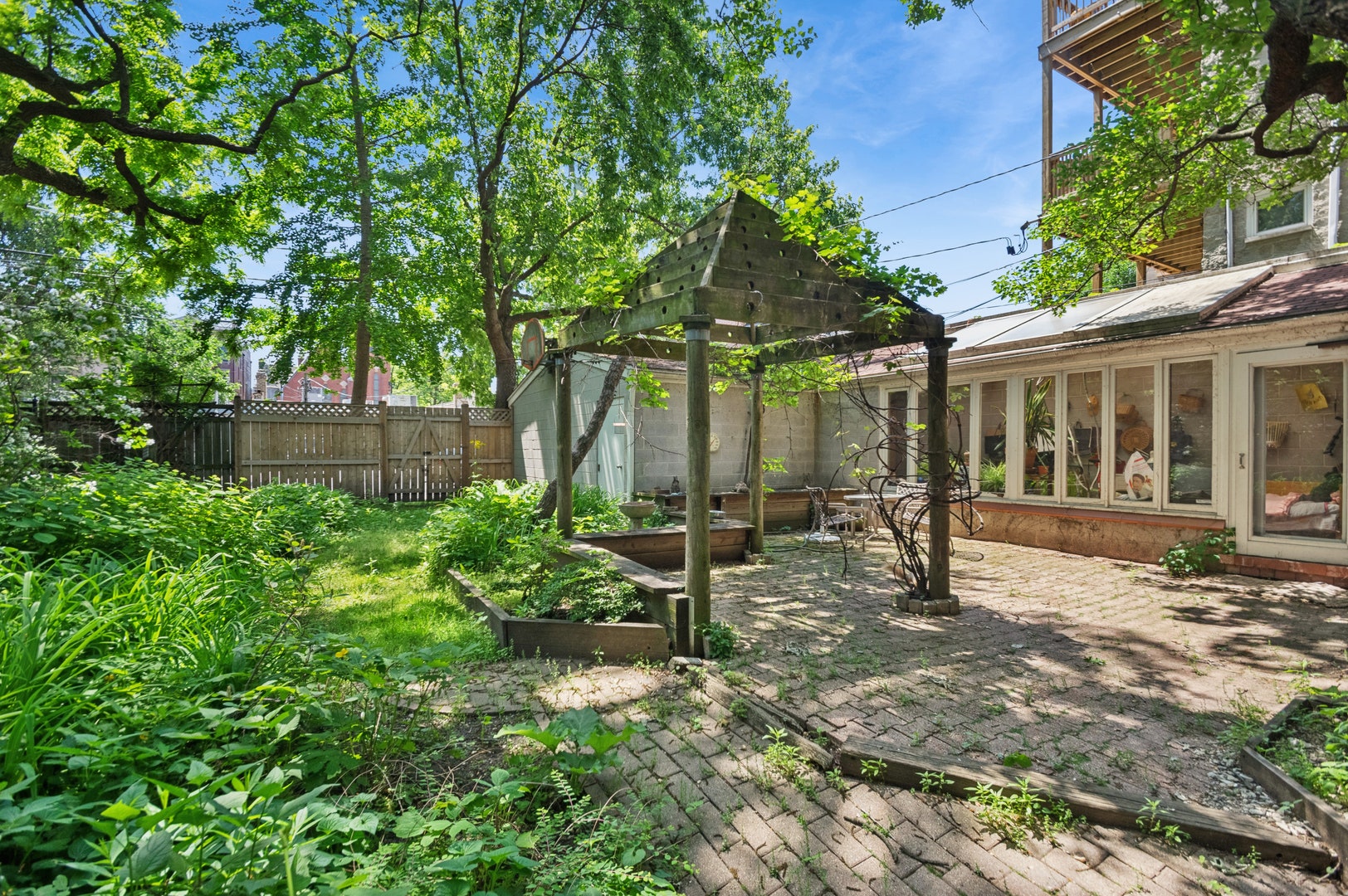925 W Wolfram Street, Chicago, IL 60657