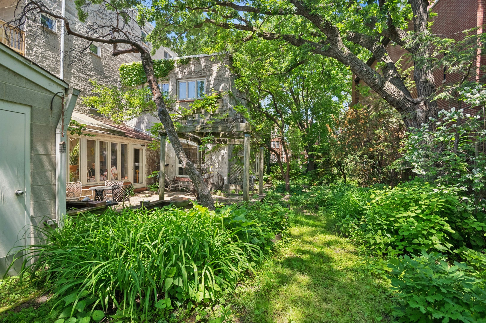 925 W Wolfram Street, Chicago, IL 60657