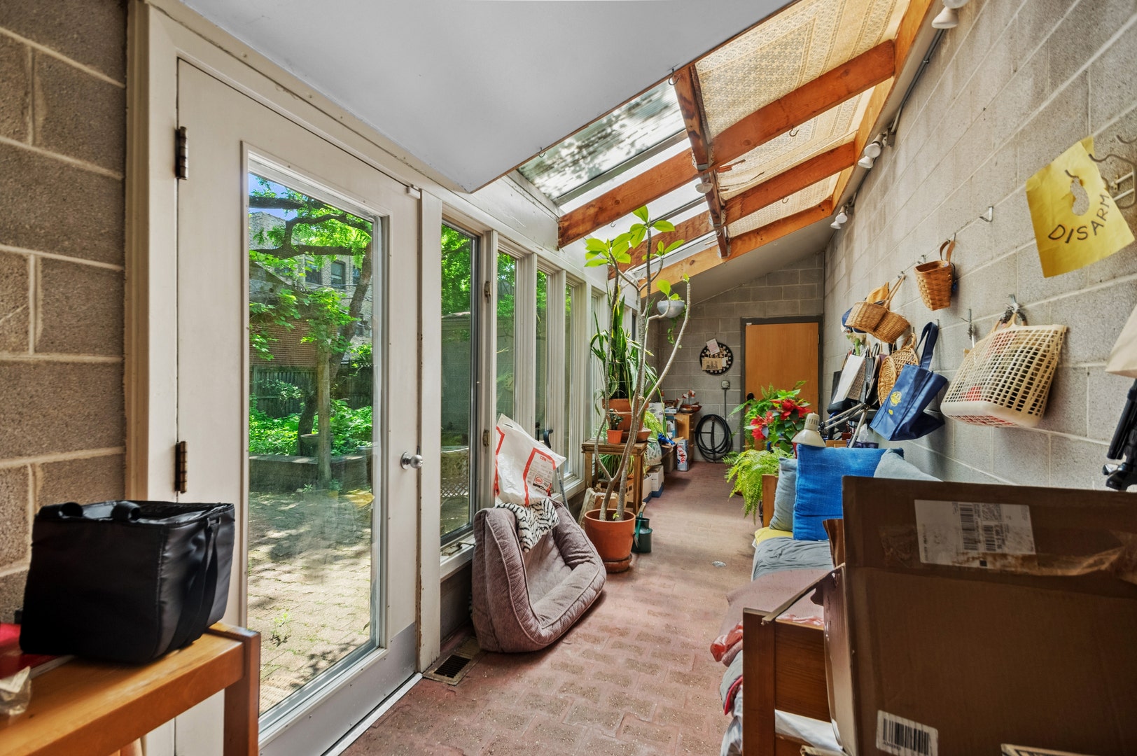 925 W Wolfram Street, Chicago, IL 60657
