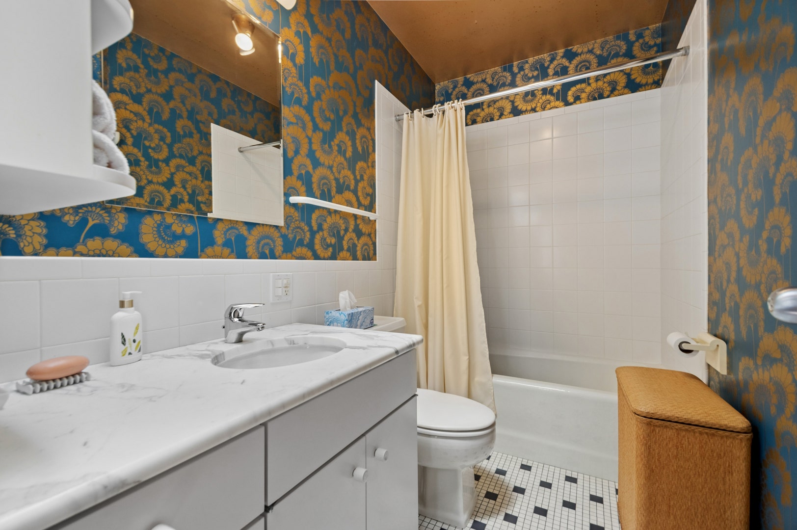 925 W Wolfram Street, Chicago, IL 60657