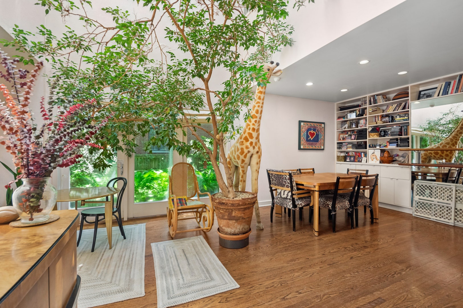 925 W Wolfram Street, Chicago, IL 60657
