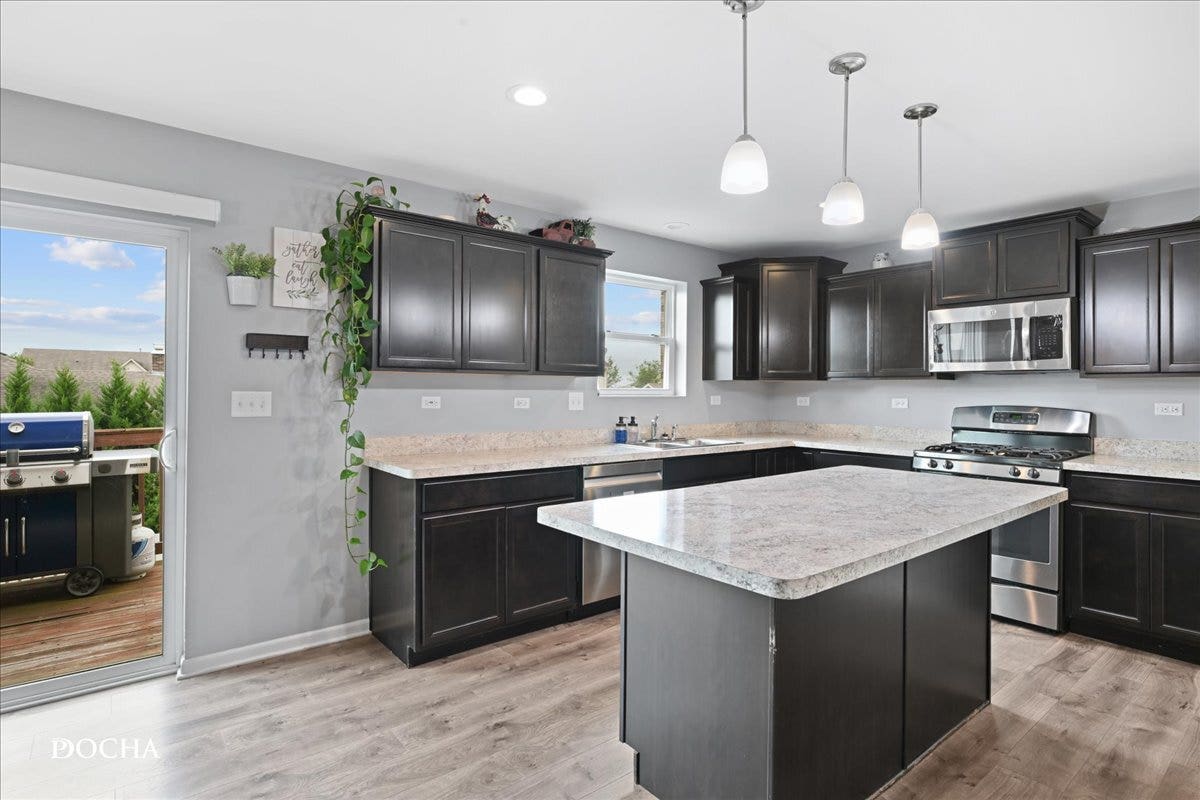 2140 Bonnieglen Drive, New Lenox, IL 60451 2140 Bonnieglen Drive, New Lenox, IL 60451