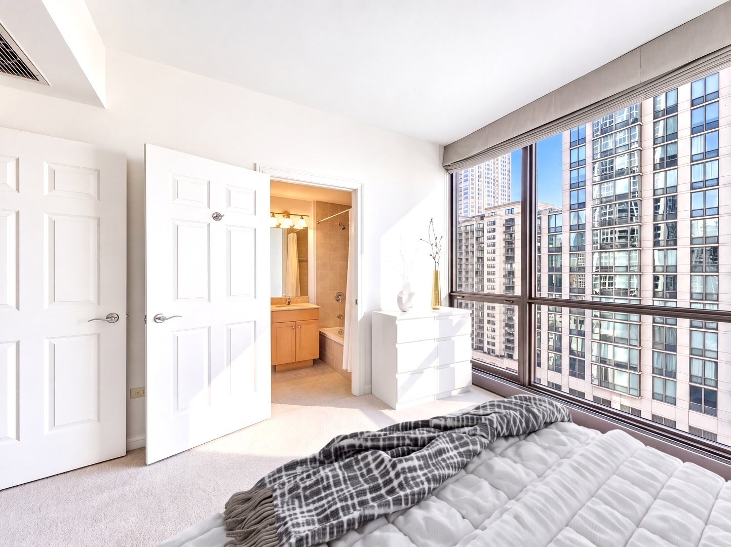 21 E HURON Street, #1802, Chicago, IL 60611 21 E HURON Street, #1802, Chicago, IL 60611