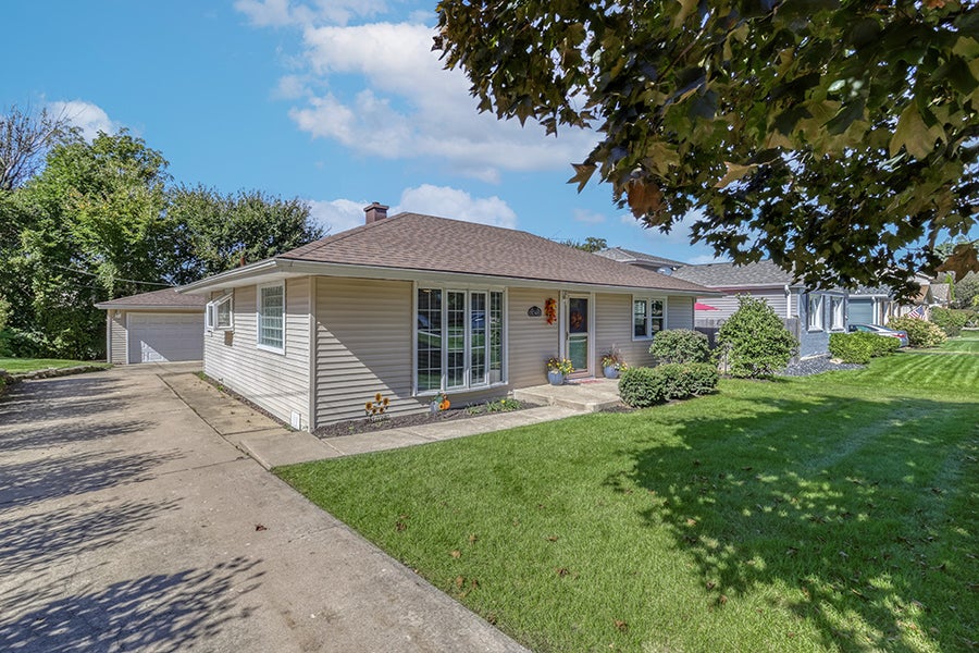Property photo for 1048 Hermes Avenue, Lemont, IL