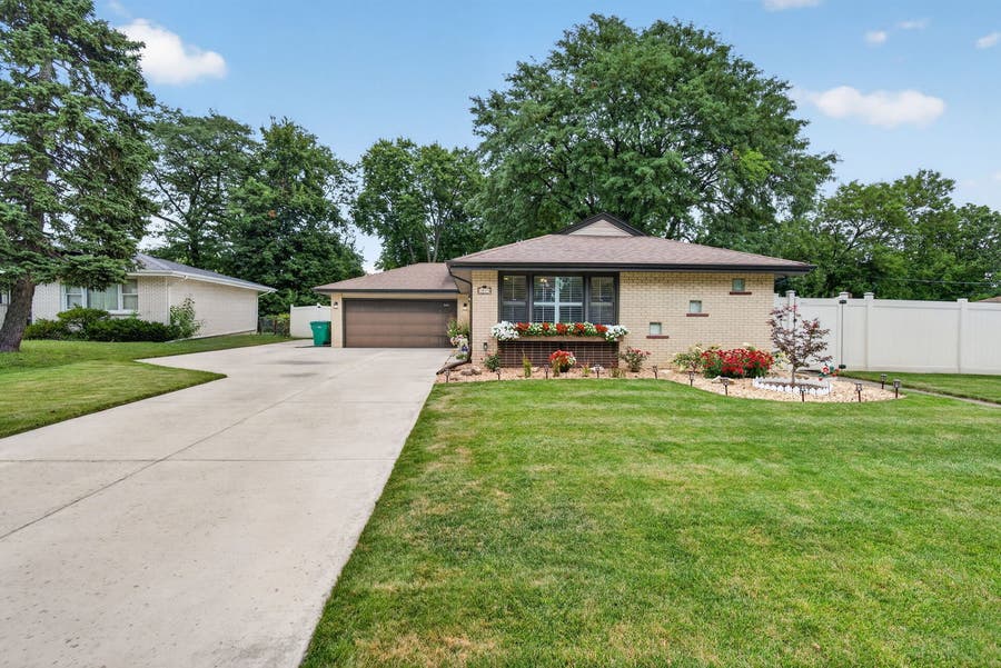 Property photo for 1043 Walter Street, Lemont, IL