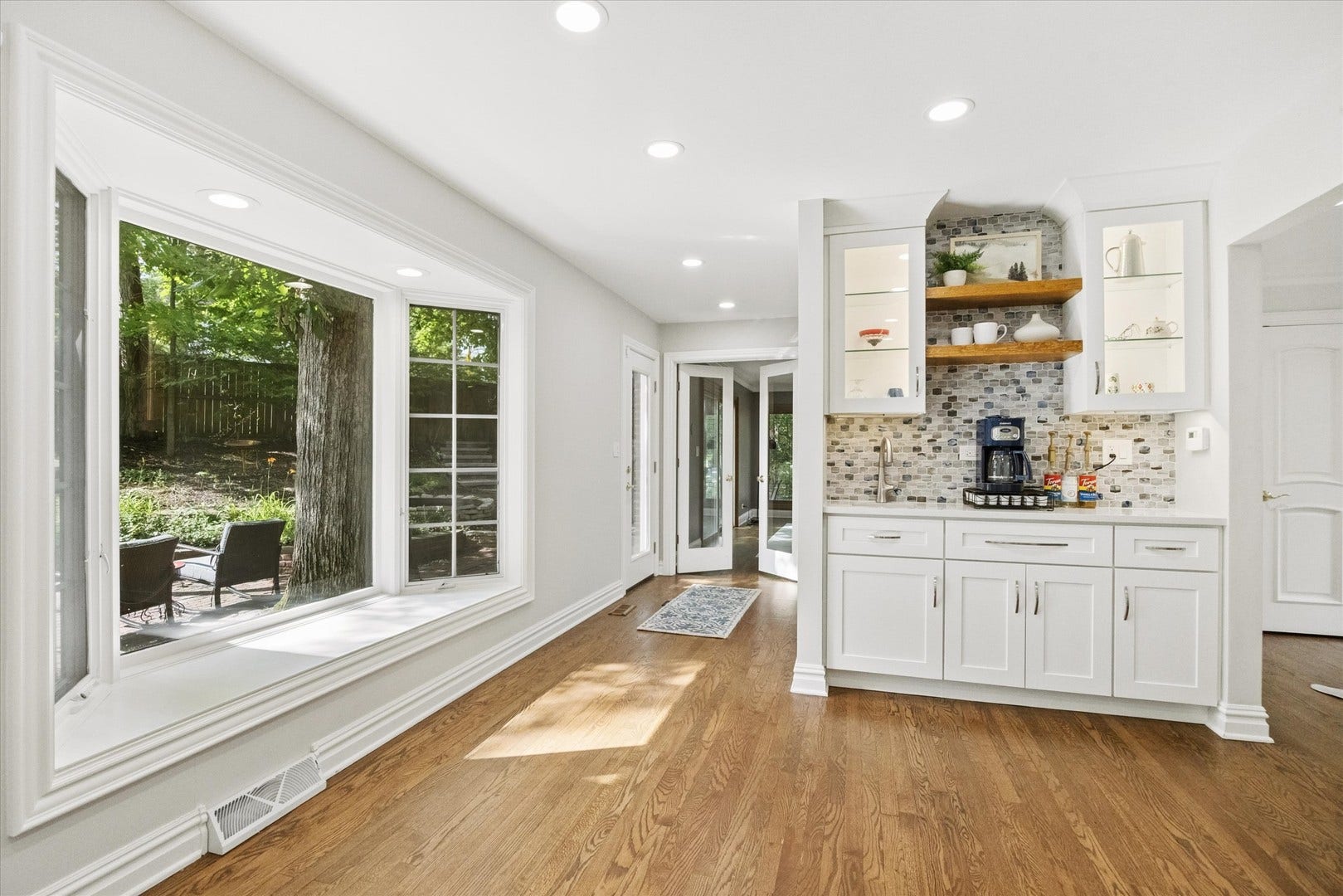 Breakfast Area/Coffee Bar