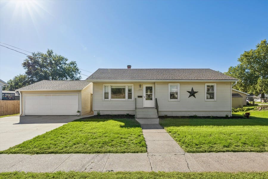 Property photo for 219 9th Avenue, De Witt, IA