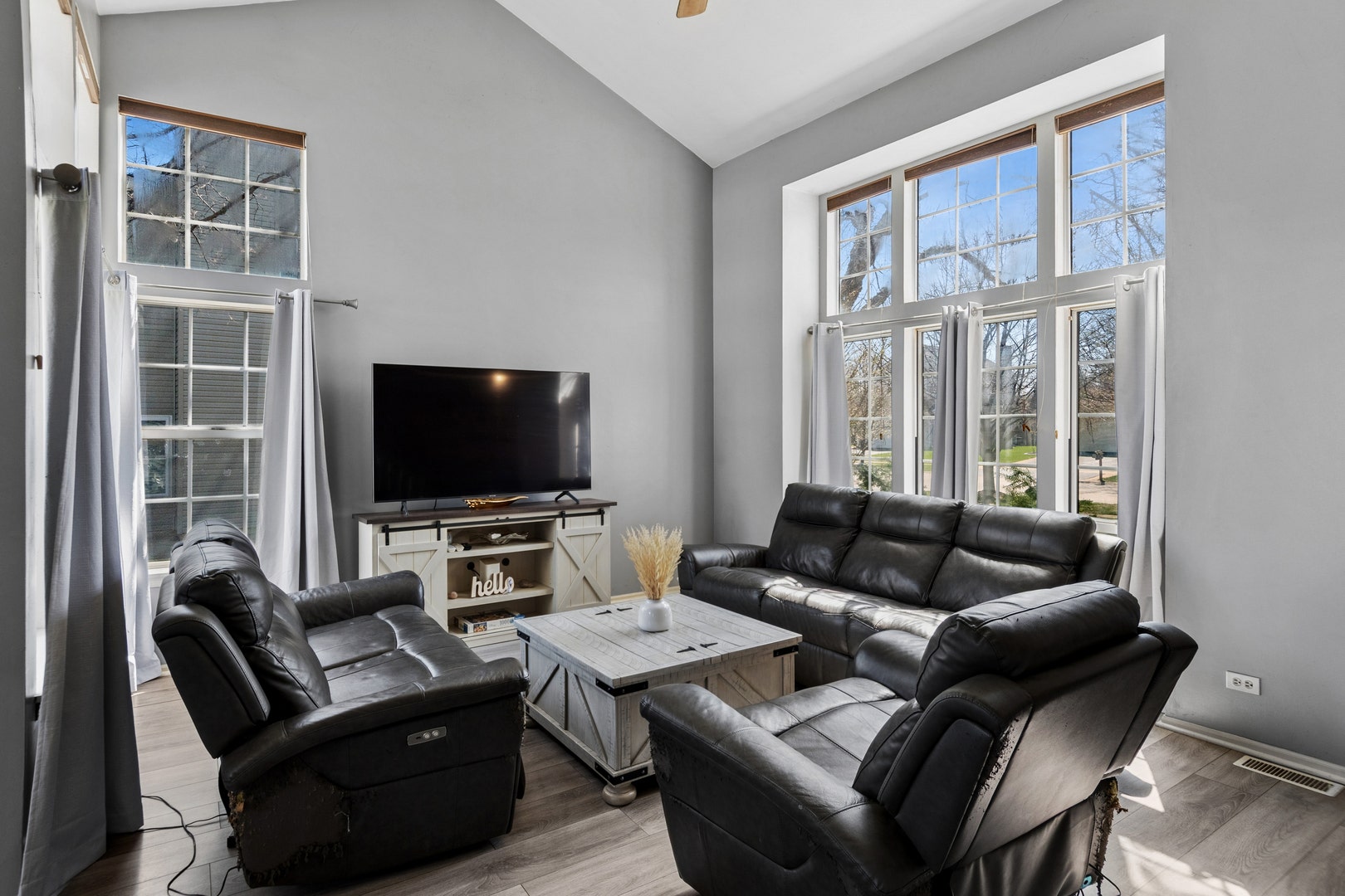 909 Brompton Circle, Bolingbrook, IL 60440 Streaming Light and Vaulted Ceilings