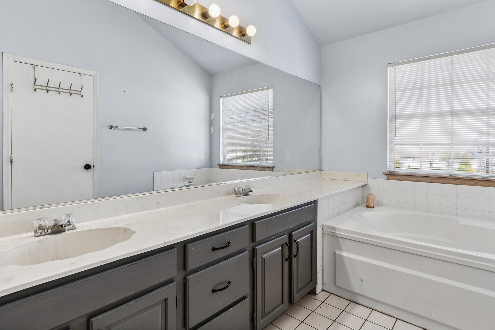909 Brompton Circle, Bolingbrook, IL 60440 Master Bath With Soaker Tub and Double sinks
