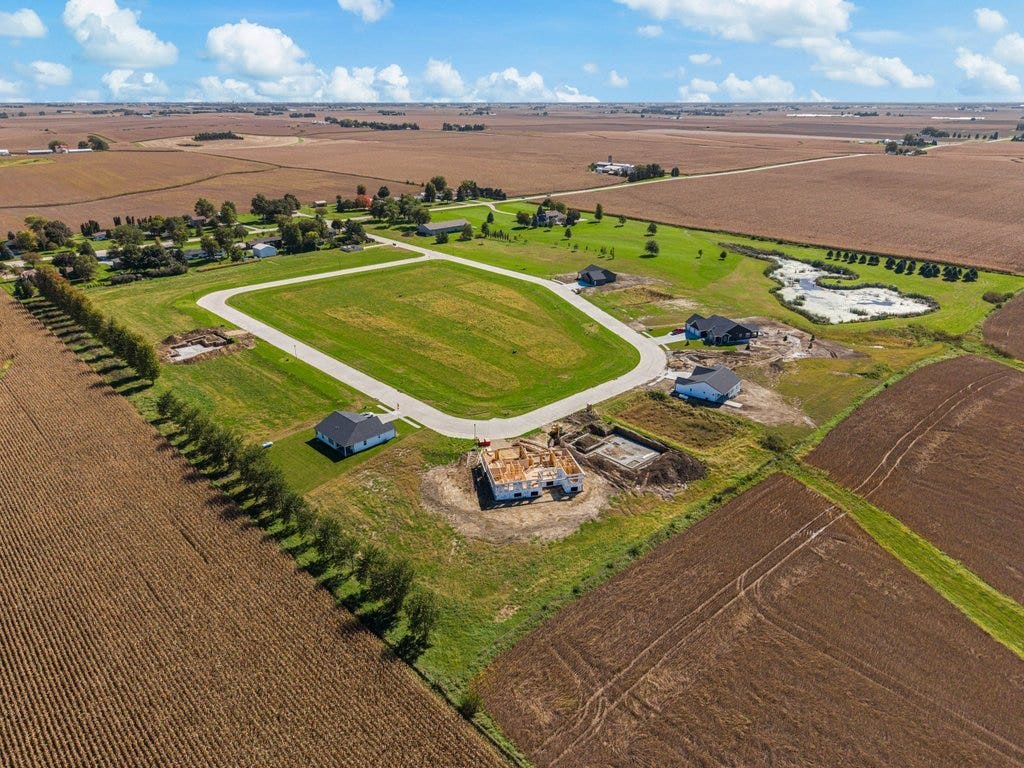 1235 Maple Grove Circle, Donahue, IA 52746 1235 Maple Grove Circle, Donahue, IA 52746