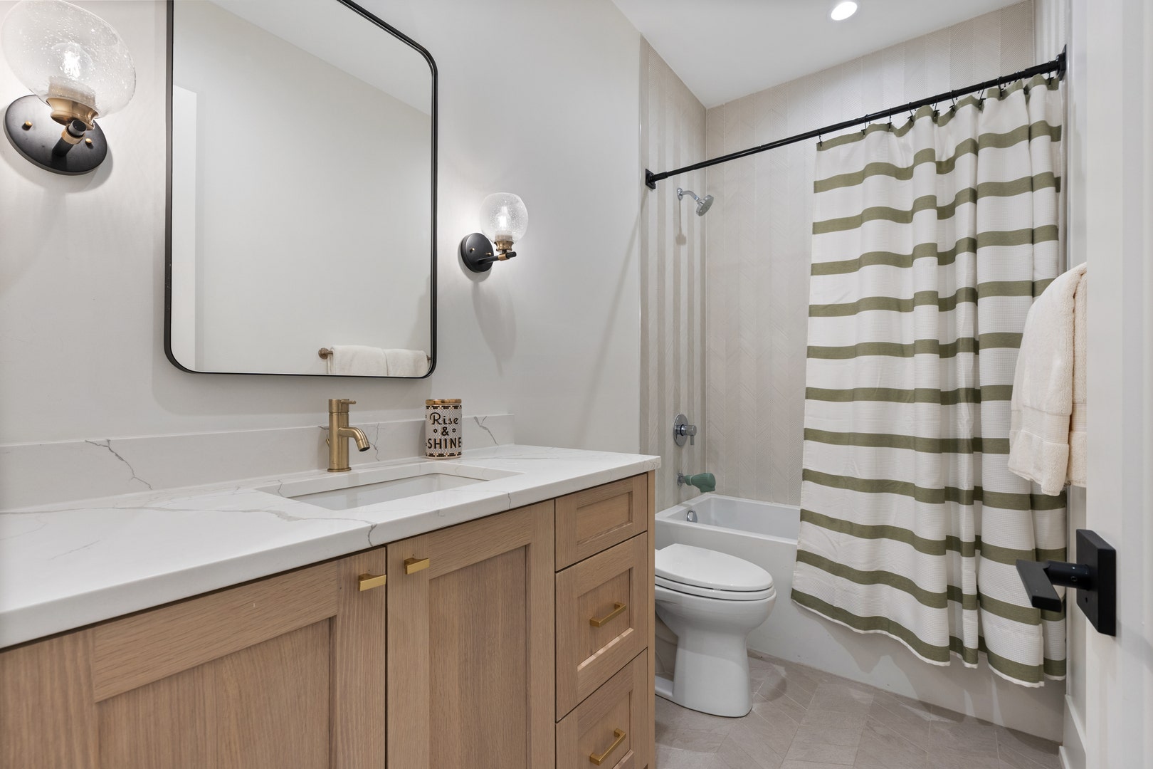 2541 N Wayne Avenue, #1N, Chicago, IL 60614 2541 N Wayne Avenue, #1N, Chicago, IL 60614