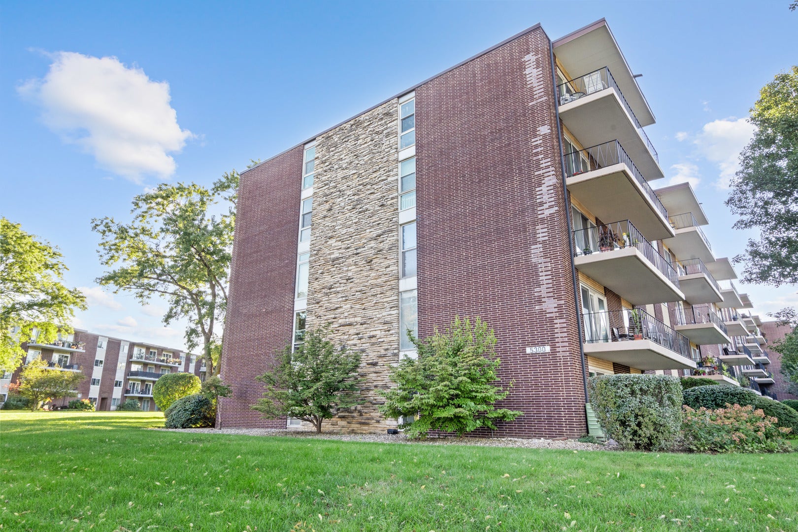 5300 Walnut Avenue, #20a, Downers Grove, IL 60515 5300 Walnut Avenue, #20a, Downers Grove, IL 60515