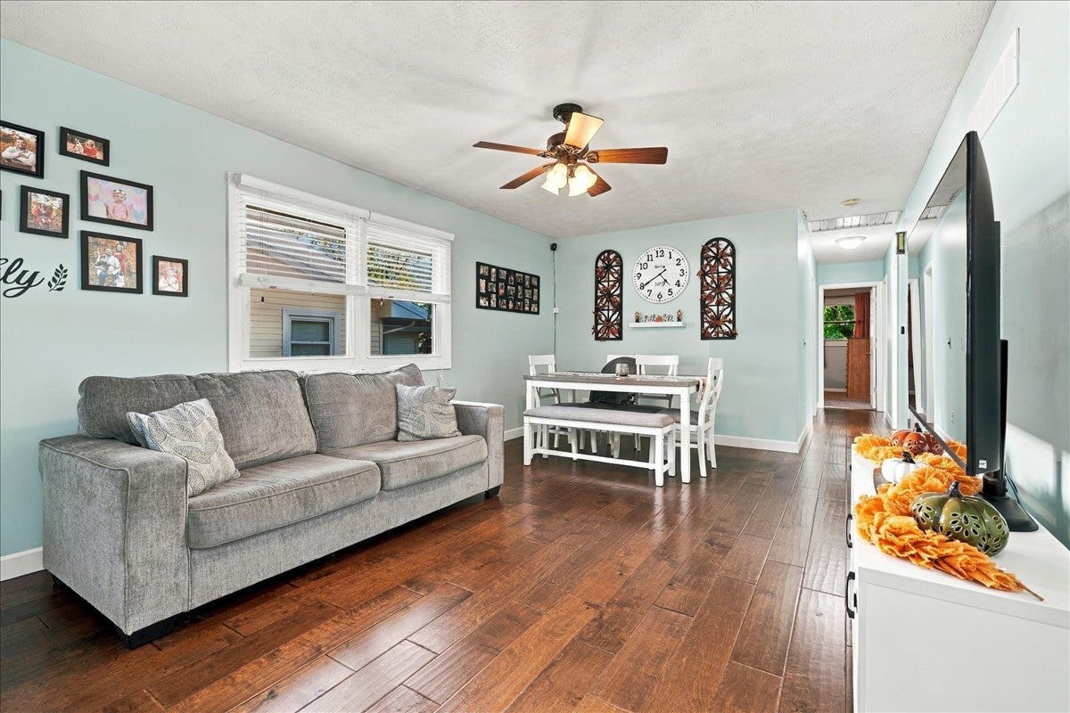 1211 Searle Drive, Normal, IL 61761 1211 Searle Drive, Normal, IL 61761