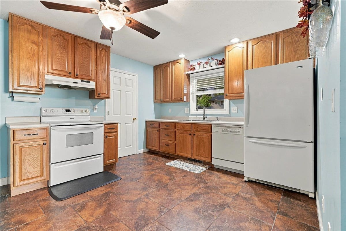 1211 Searle Drive, Normal, IL 61761 1211 Searle Drive, Normal, IL 61761