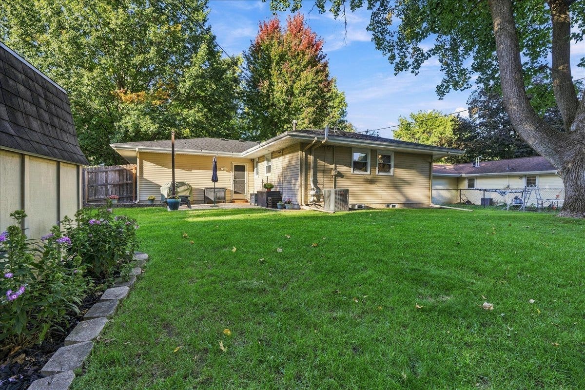 1211 Searle Drive, Normal, IL 61761 1211 Searle Drive, Normal, IL 61761