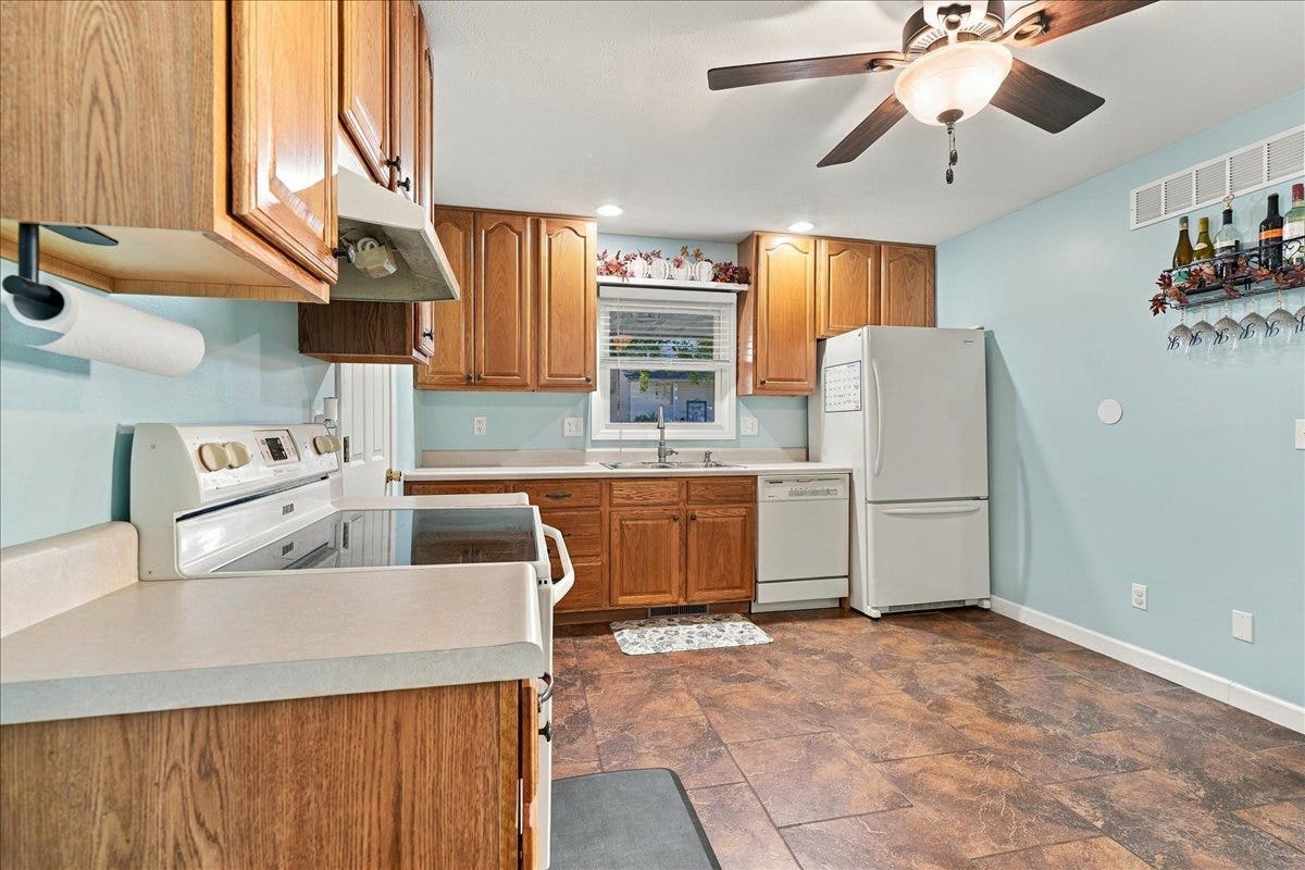 1211 Searle Drive, Normal, IL 61761 1211 Searle Drive, Normal, IL 61761