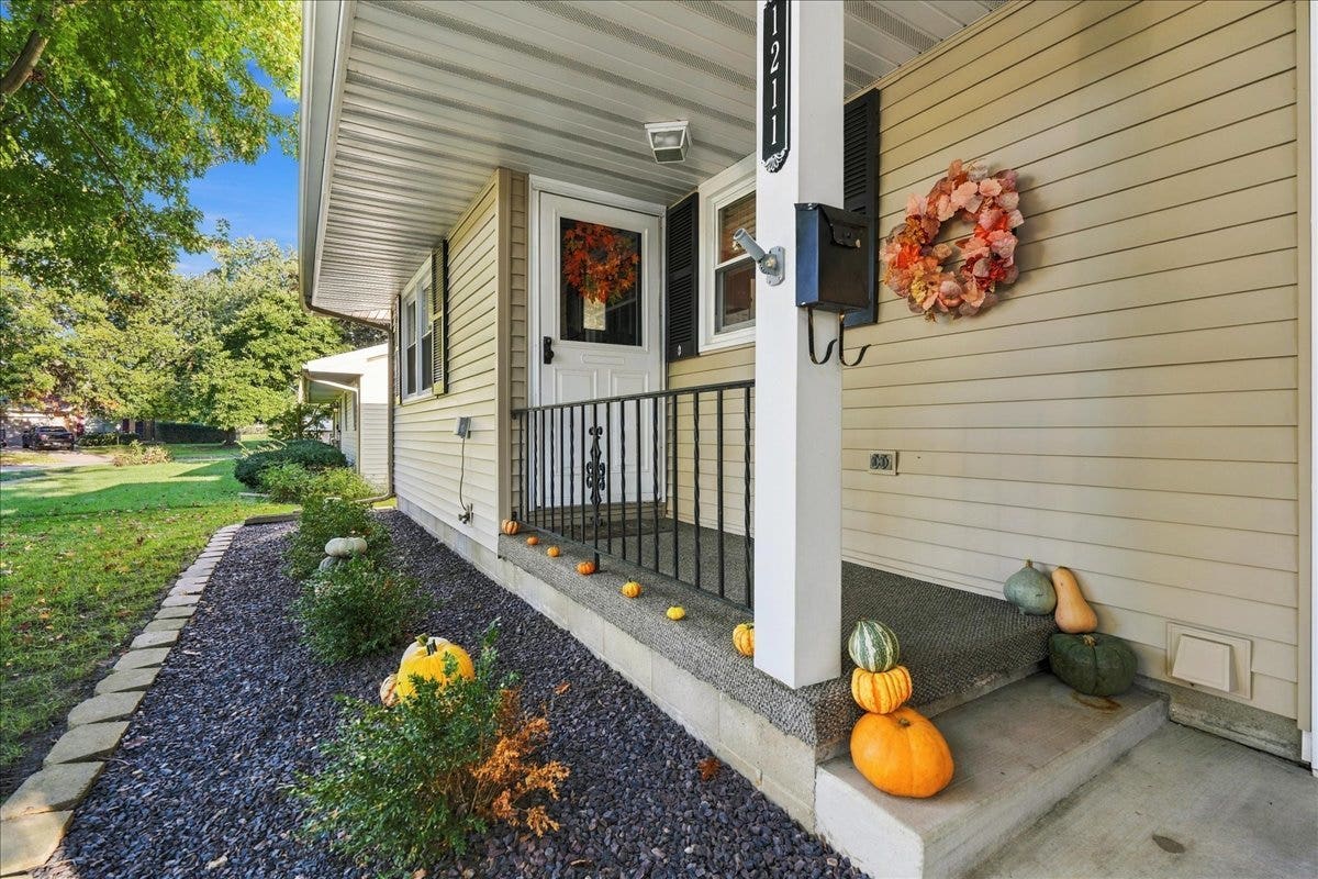 1211 Searle Drive, Normal, IL 61761 1211 Searle Drive, Normal, IL 61761