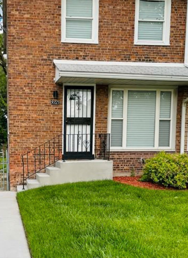 9323 S Calumet Avenue, Chicago, IL 60619 9323 S Calumet Avenue, Chicago, IL 60619