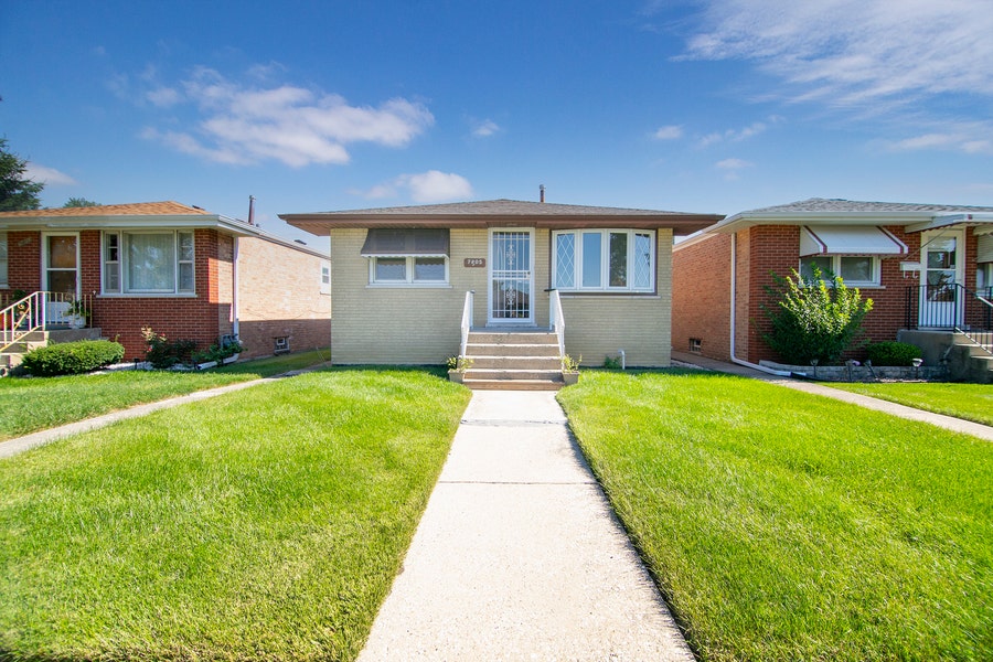 Property photo for 7805 Narragansett Avenue, Burbank, IL
