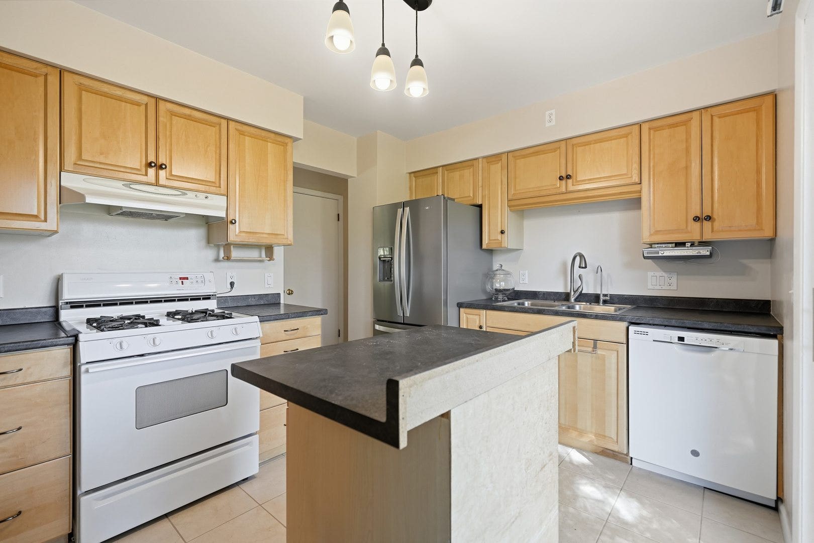 902 25th Avenue, East Moline, IL 61244 902 25th Avenue, East Moline, IL 61244