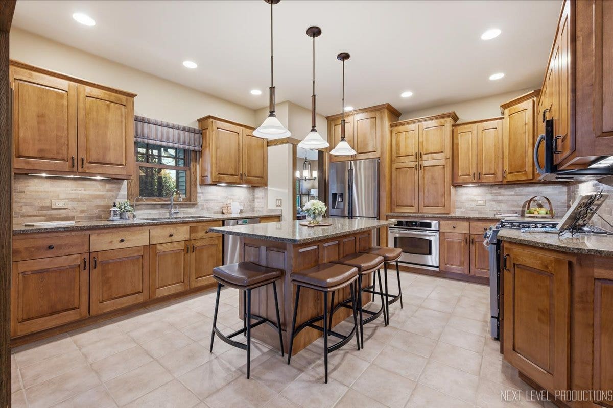 627 Ritter Drive, Batavia, IL 60510 627 Ritter Drive, Batavia, IL 60510