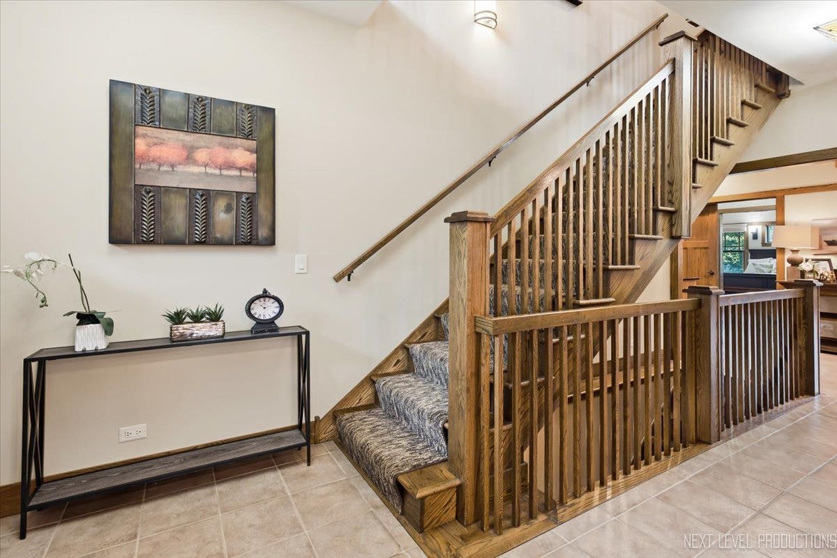 627 Ritter Drive, Batavia, IL 60510 Foyer and staircase