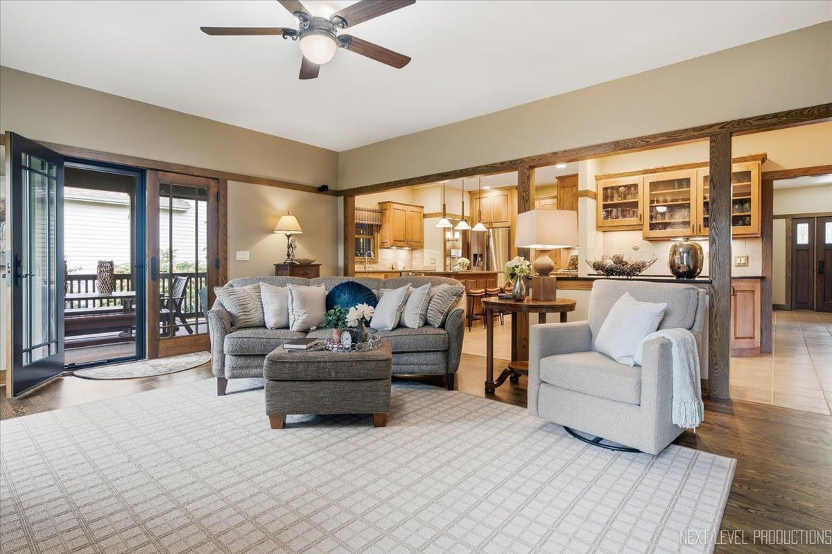 627 Ritter Drive, Batavia, IL 60510 Family room with view of the kitchen