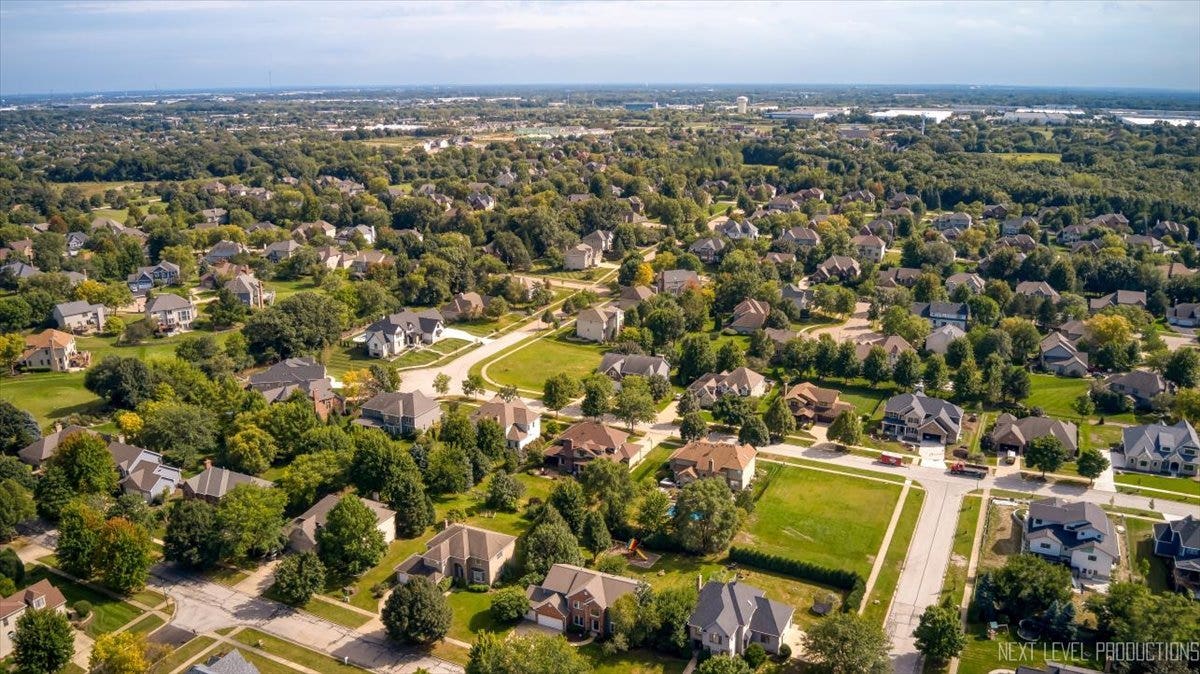 627 Ritter Drive, Batavia, IL 60510 627 Ritter Drive, Batavia, IL 60510