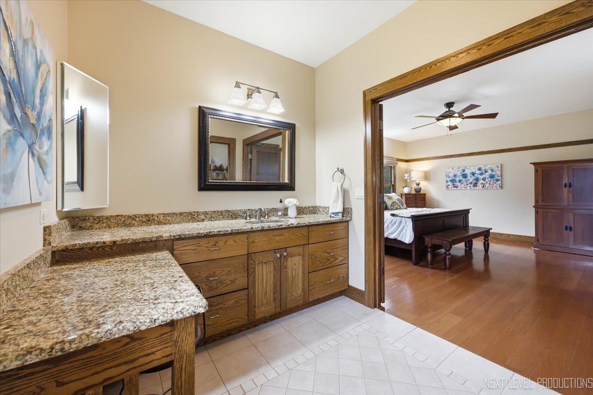627 Ritter Drive, Batavia, IL 60510 627 Ritter Drive, Batavia, IL 60510